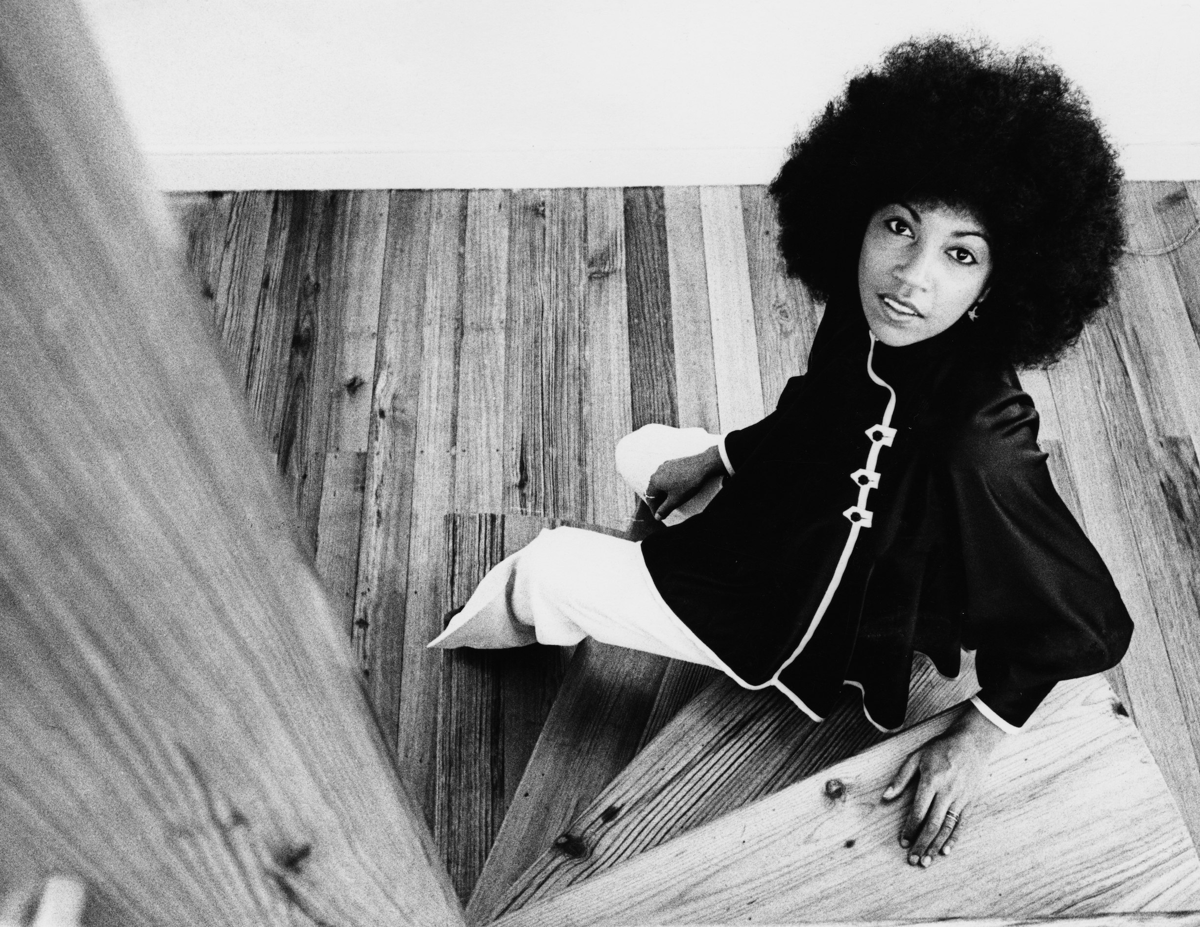 Portrait of singer Linda Lewis sitting on a staircase, July 1975. (Photo by David Warner Ellis/Redferns/Getty Images)